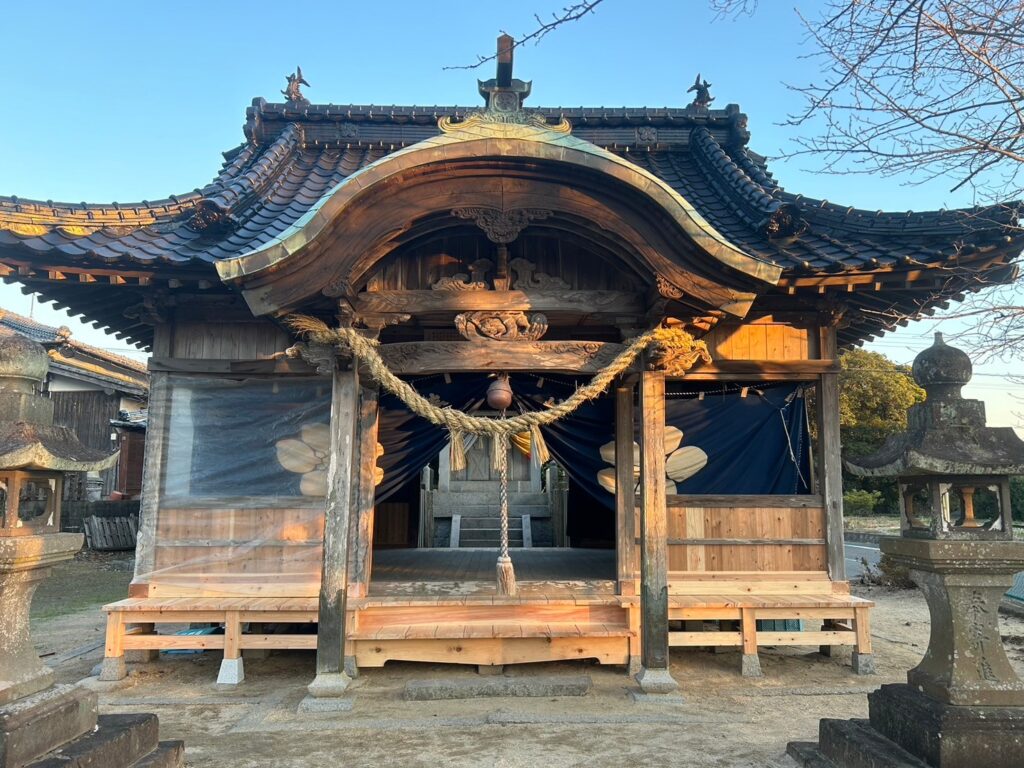 上石動天満宮の腰板張り替え